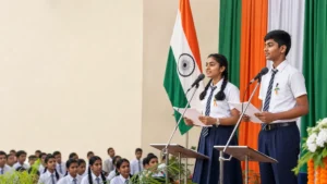 15 अगस्त मंच संचालन स्क्रिप्ट 2026 प्रस्तुत करते दो स्कूली विद्यार्थी